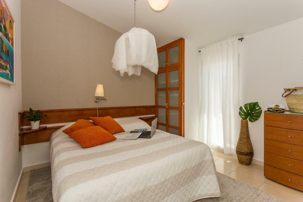 Holiday Home Lola, Sea On A Palm! Heated Pool Trogir Exterior foto