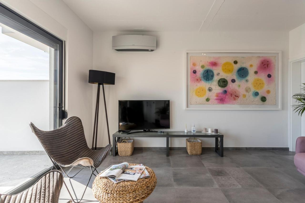 Holiday Home Lola, Sea On A Palm! Heated Pool Trogir Exterior foto